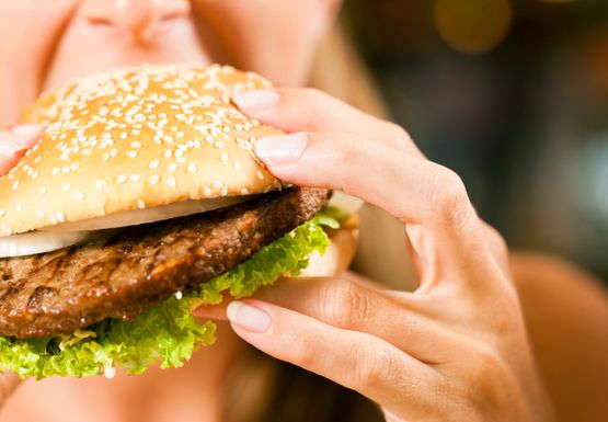 Jedzenie fast foodów zwiększa ryzyko depresji