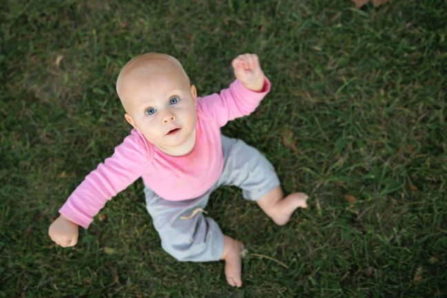 W 8 miesiącu życia dziecko staje się coraz bardziej ruchliwe, więc powinniśmy uważać na jego otoczenie