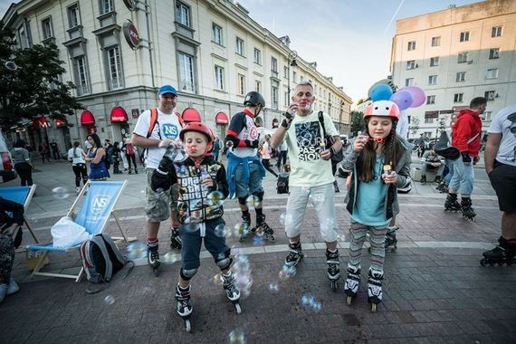 Jazda na rolkach nocą? Rozpoczął się siódmy sezon Nightskating Warszawa