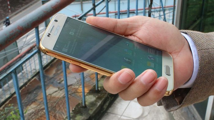 Możesz już kupić Galaxy S6 i S6 edge w obudowach z 24-karatowego złota 1