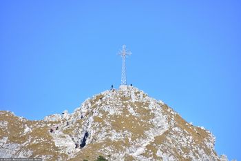 Niebezpieczne zachowanie turystów. Wspięli się na krzyż na Giewoncie