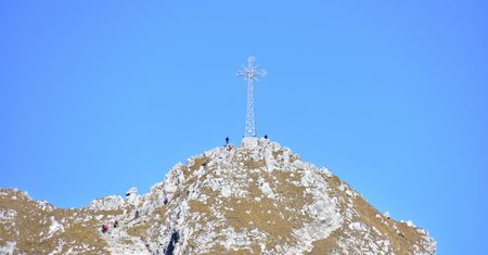 Niebezpieczne zachowanie turystów. Wspięli się na krzyż na Giewoncie