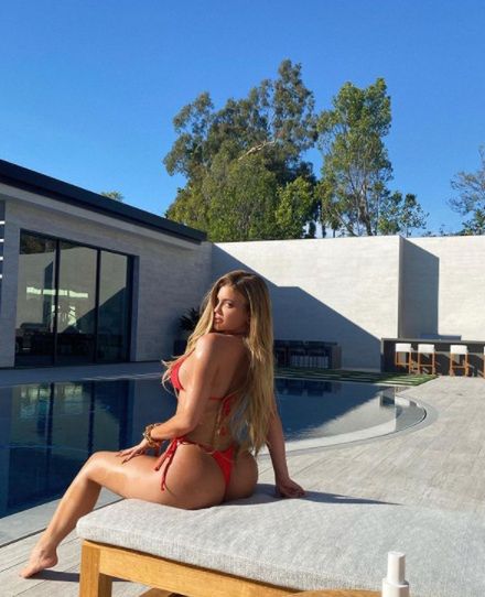 Kylie Jenner promuje świąteczną kolekcję swoich kosmetyków