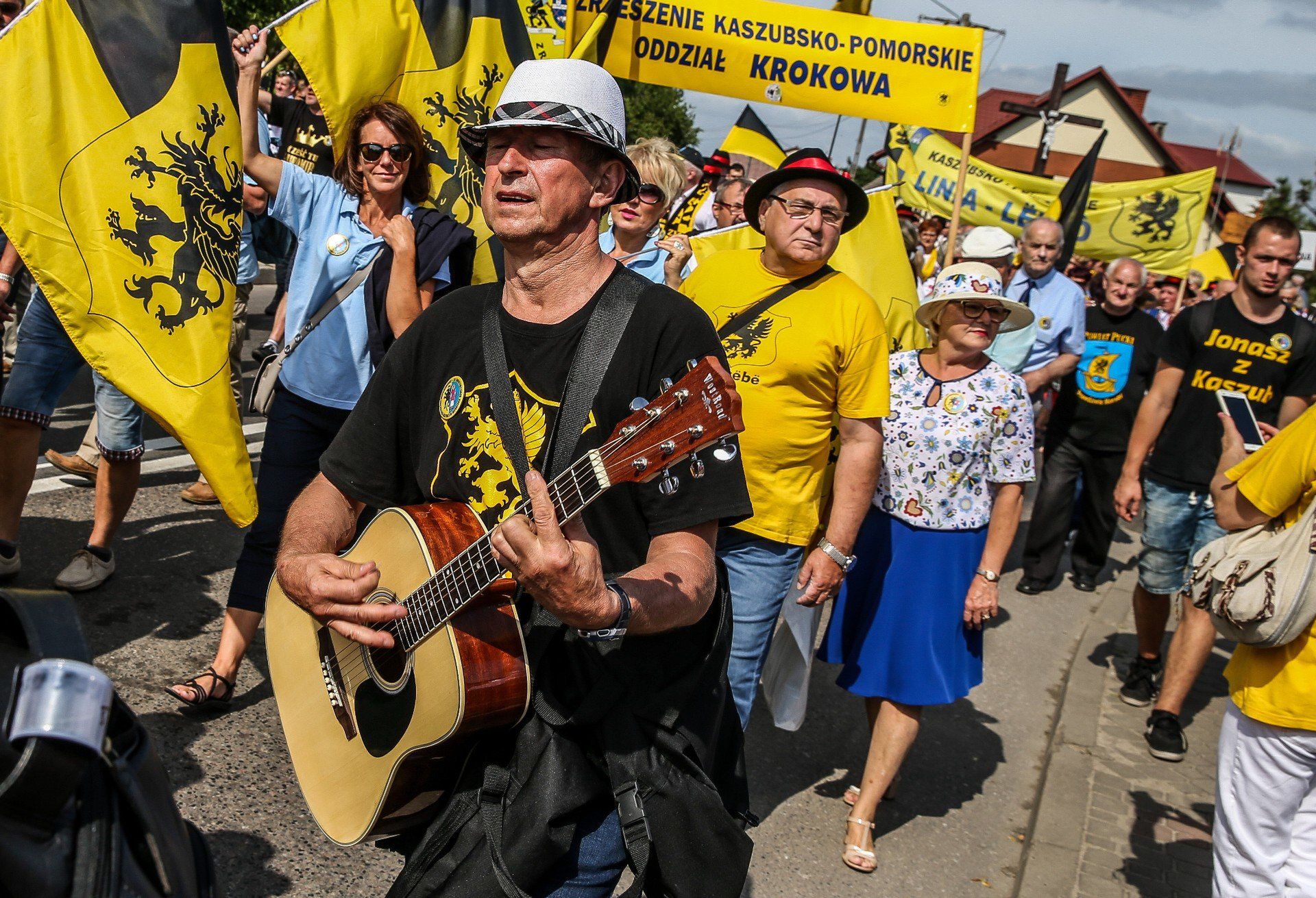 07.07.2018 LUZINO. WOJEWODZTWO POMORSKIE. XX SWIATOWY ZJAZD KASZUBOW. NZ. MARSZ UCZESTNIKOW ZJAZDU ULICAMI LUZINA FOT. KAROLINA MISZTAL / POLSKA PRESS/DZIENNIK BALTYCKI