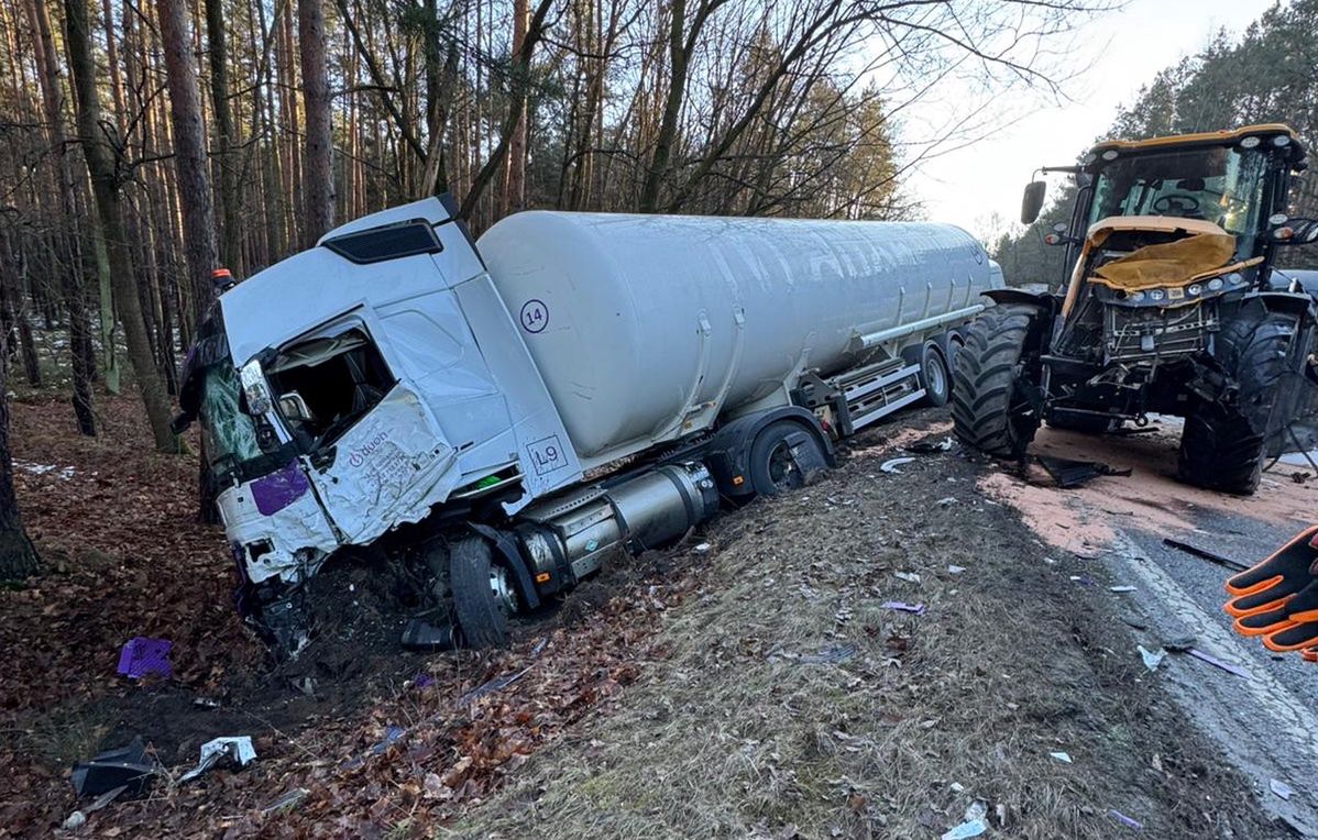 Kto zawinił? Dwie osoby w szpitalu po zderzeniu cysterny z traktorem