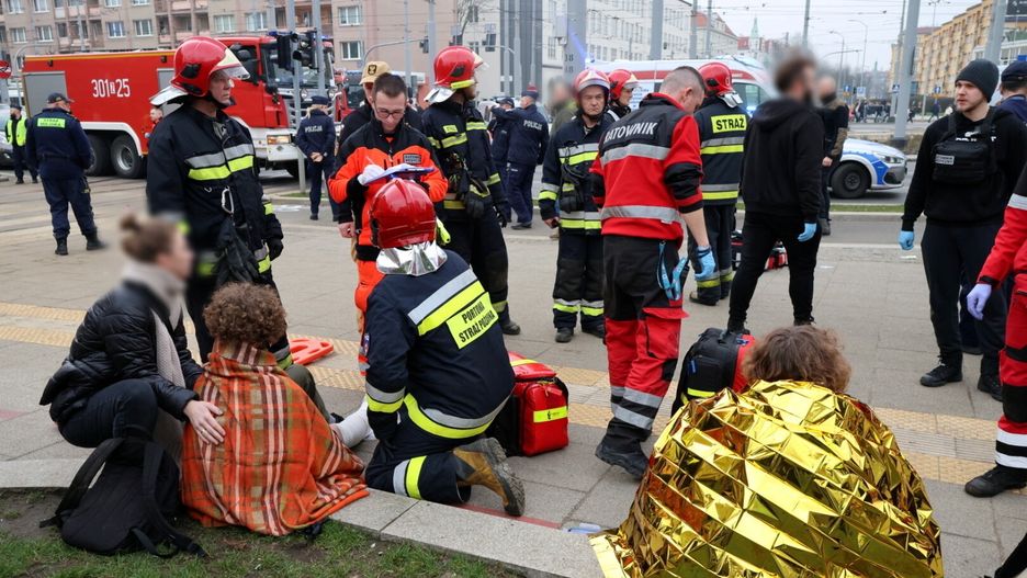 miejsce wypadku
Marcin Bielecki
akcja ratunkowa, piesi, Plac Rod�a, ranni, samoch�d, wypadek, wypadek w Szczecinie, grupa os�b, grupa pieszych, miejsce wypadku, ofiary, Palac Rod�a, pieszych, poszkodowani, potr�cenie, samochodowy, ucieczka kierowcy, ucieczka sprawcy wypadku, policja, zdarzenie masowe, ratownictwo medyczne, pierwsza pomoc, udzielanie pierwszej pomocy, stra� po�arna, ludzi czekaj�cych na tramwaj, oczekuj�cych