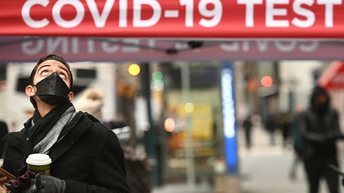 Fala bardziej zaraźliwego wariantu Omikron wywołała w niektórych krajach zwiększony popyt na szybkie testy antygenowe.