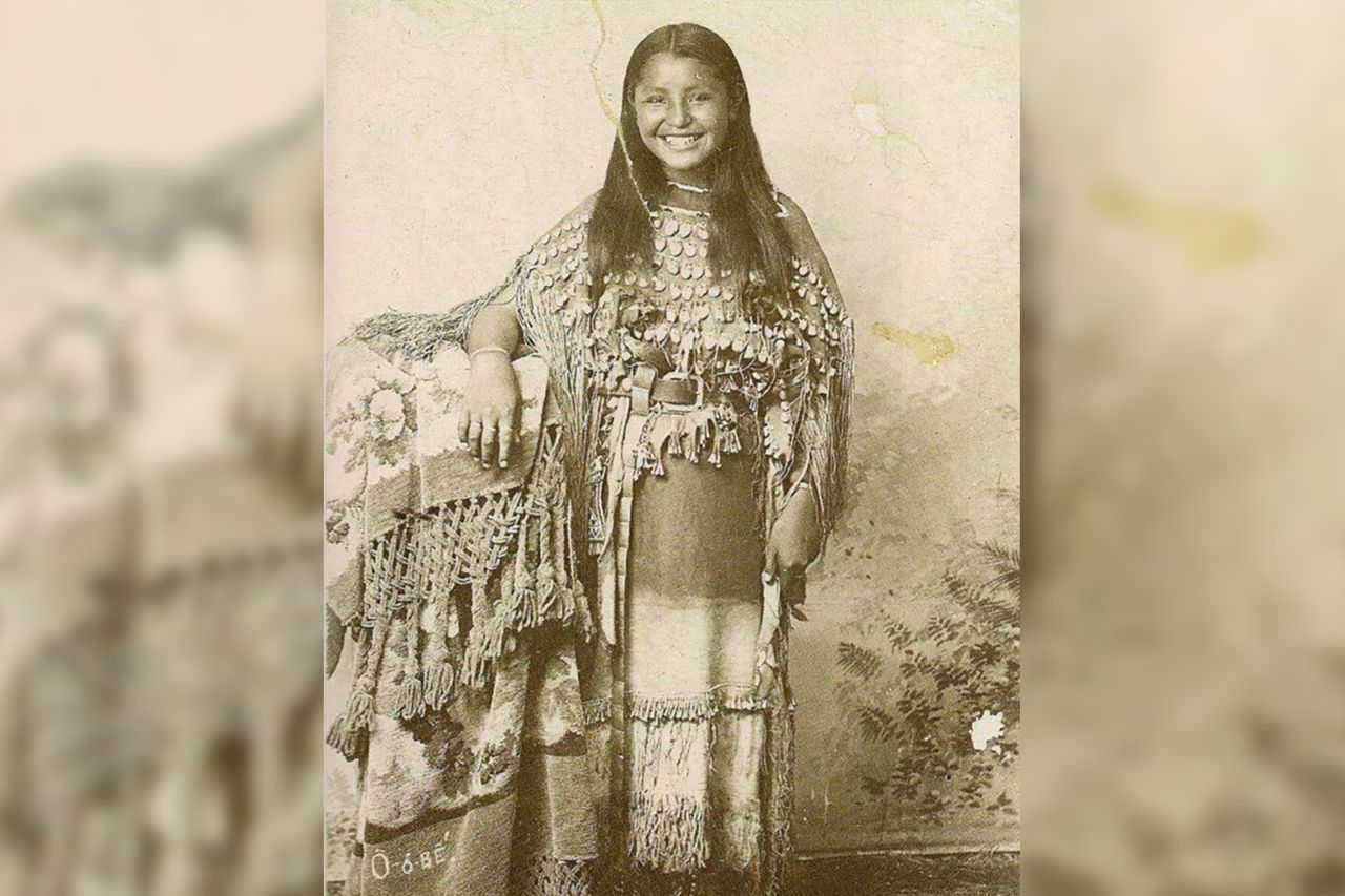 Niesamowite odkrycie Amerykanów: Rzadkie zdjęcie uśmiechniętej Indianki z XIX wieku