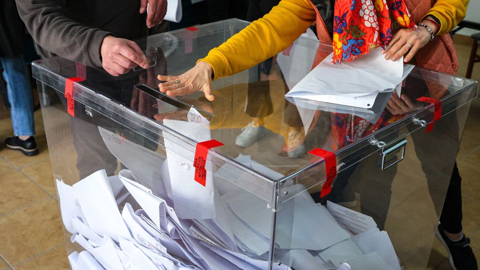 Warszawa, 07.04.2024. Wybory samorządowe 2024. Głosowanie w jednym z lokali wyborczych w Warszawie, 7 bm. Trwa głosowanie w wyborach samorządowych. Do jego zakończenia obowiązuje cisza wyborcza. (jm) PAP/Paweł Supernak