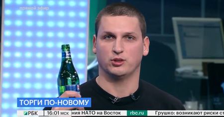 Wypił za śmierć rosyjskiej giełdy. Mina dziennikarki była bezcenna