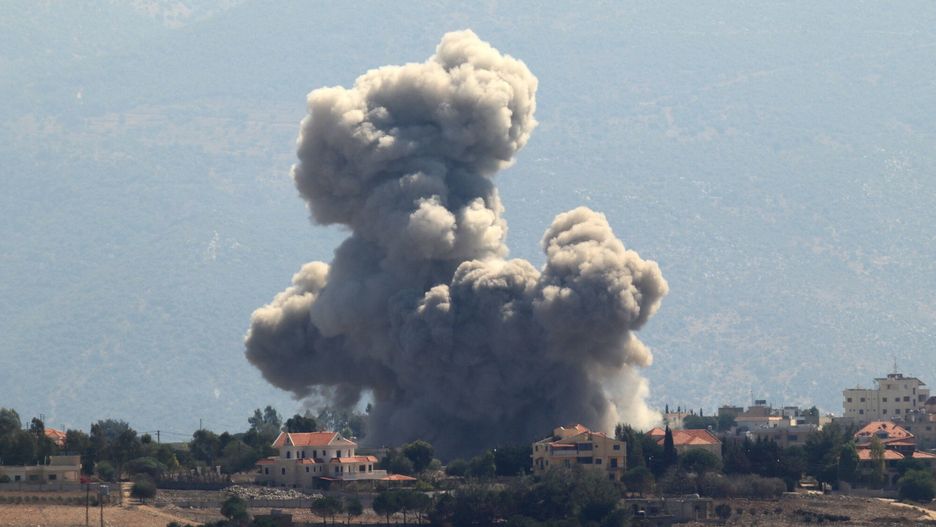 Izraelski atak na Liban
Smoke rises from the site of an Israeli airstrike that targeted the southern Lebanese village of Khiam on September 30, 2024. (Photo by Rabih DAHER / AFP)
RABIH DAHER