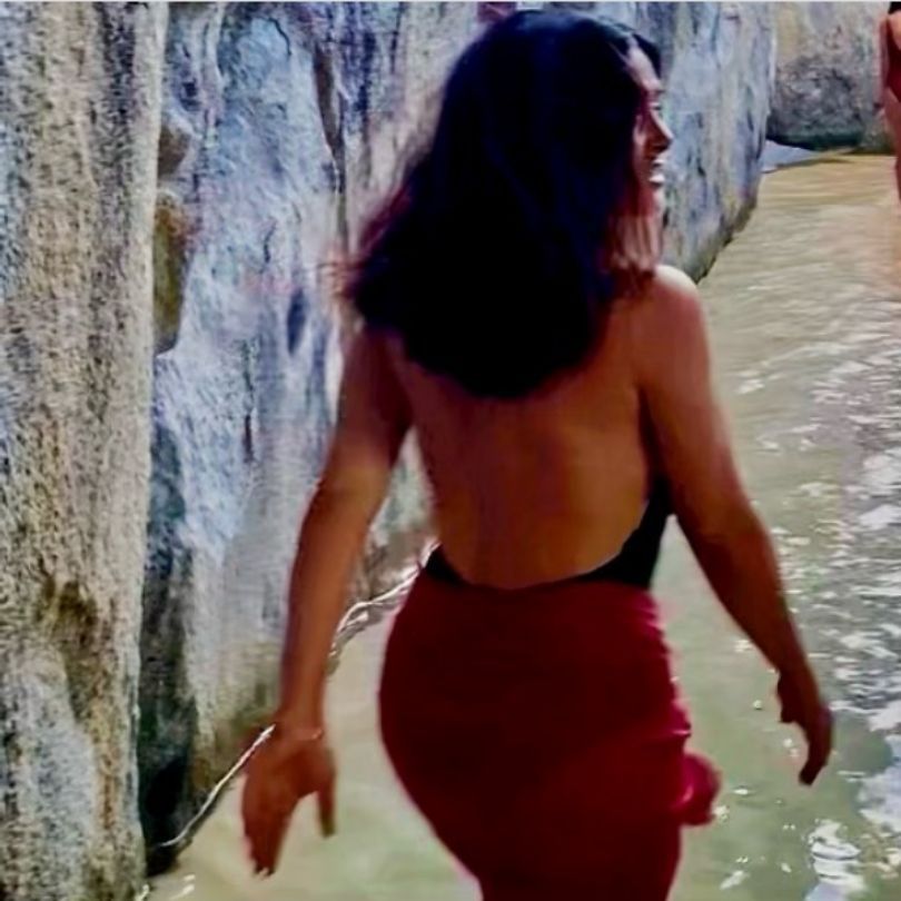 Salma Hayek pozuje w kostiumie kąpielowym i przesyła noworoczne życzenia
