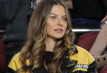 Nie ma modniejszej kurtki na jesień 2025. Lewandowska już się w niej pokazała