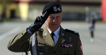 Koronawirus. Były dowódca sił zbrojnych apeluje do premiera