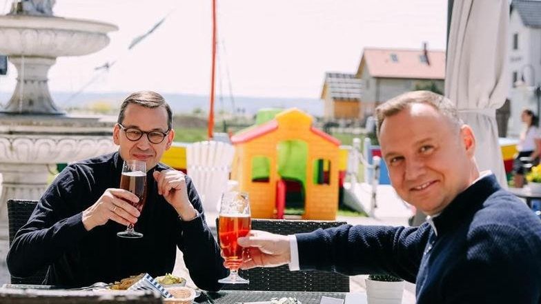 Mateusz Morawiecki i Andrzej Duda popijają piwo z sokiem
