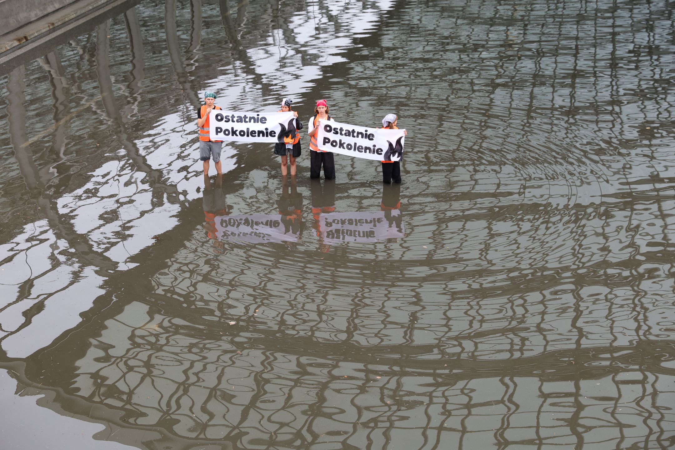 Protest "Ostatniego Pokolenia" na zalanej S8