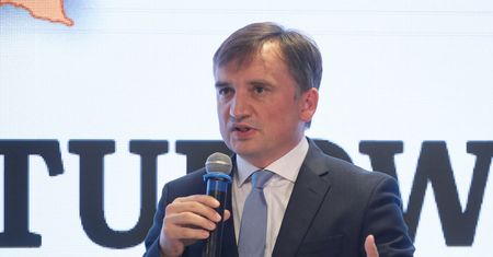 Roman Giertych zatrzymany. Jest reakcja NRA i apel m.in. do Zbigniewa Ziobry