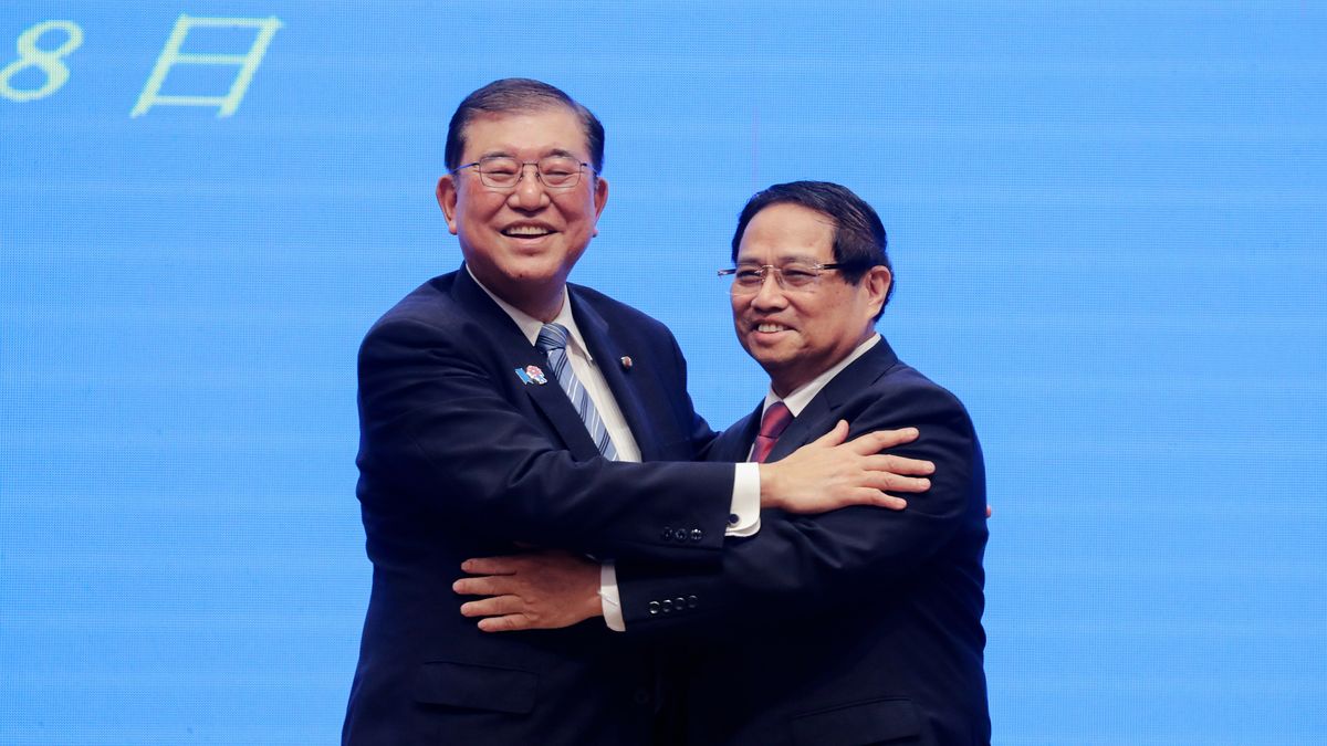 Vietnamese Prime Minister Pham Minh Chinh (R) and Japanese Prime Minister Shigeru Ishiba attend a press briefing at the Government Office in Hanoi, Vietnam, 28 April 2025. EPA/Minh Hoang / POOL Dostawca: PAP/EPA.