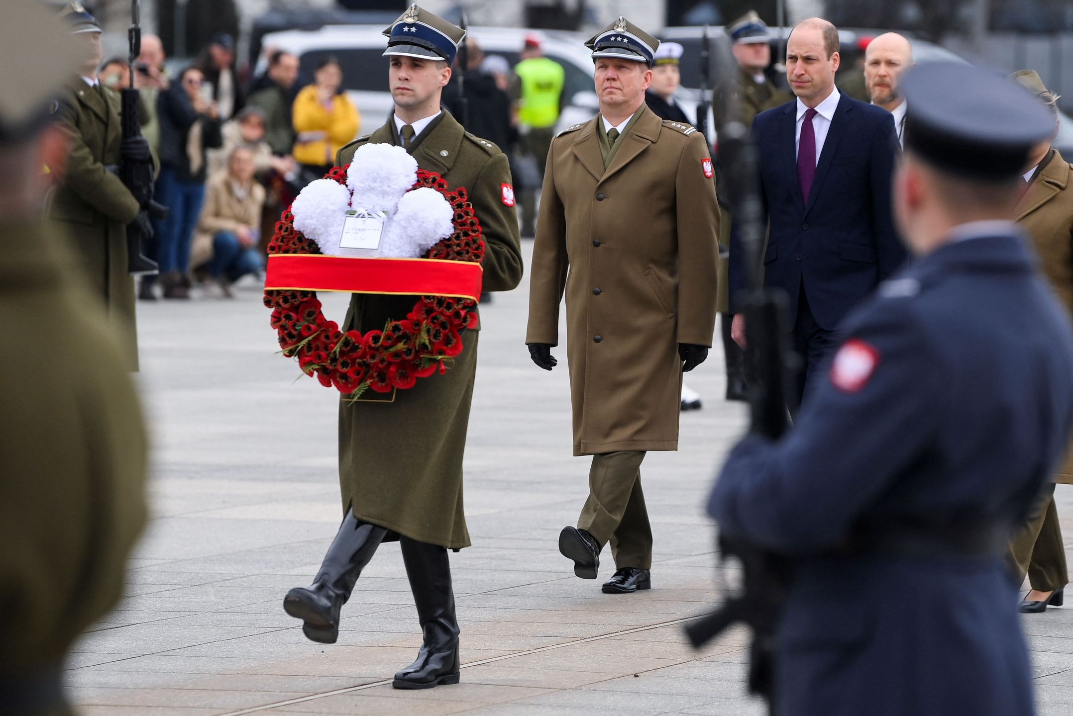 książę William składa kwiaty pod Grobem Nieznanego Żołnierza w Warszawie