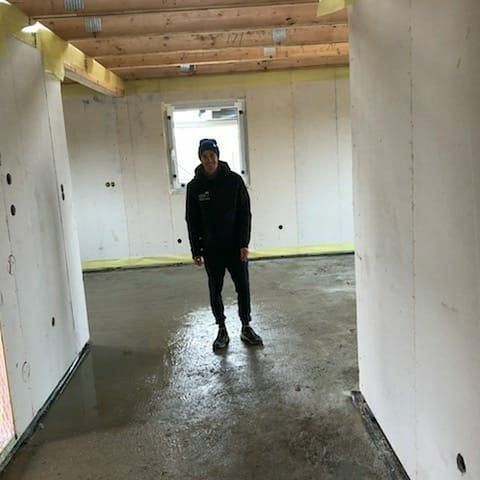 Piotr Żyła chwali się placem budowy nowego domu w Ustroniu