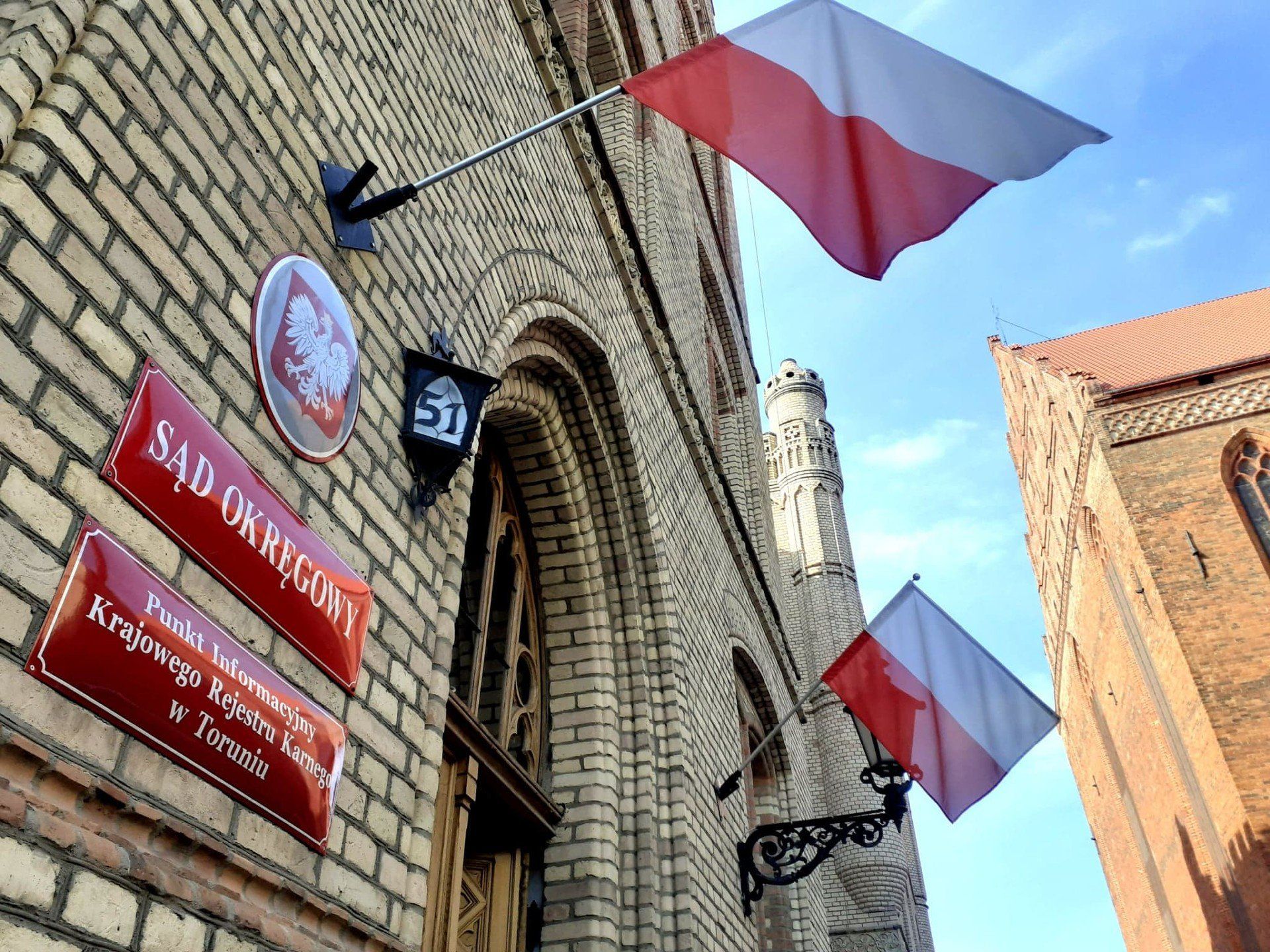 Daniel M. w Dzień Kobiet bieżącego roku zaatakował w Toruniu Ukraińca pałką teleskopową. Teraz sporawa jest już w Sądzie Okręgowym w Toruniu. Wiele wskazuje na to, że oskarżony spuścił zdecydowanie z tonu i chce dobrowolnie poddać się karze. Czy sąd się na to zgodzi? Okaże się niebawem.