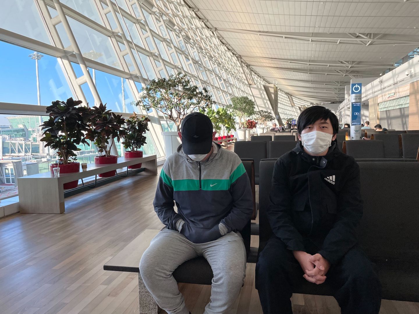 Uciekli przed mobilizacją. Od miesięcy żyją na lotnisku w Korei