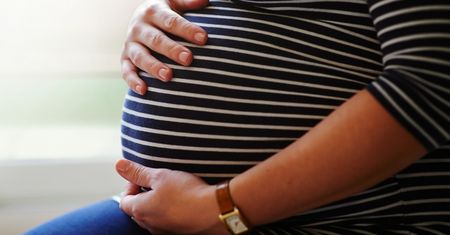 Została surogatką chorej córki. Urodzi własną wnuczkę