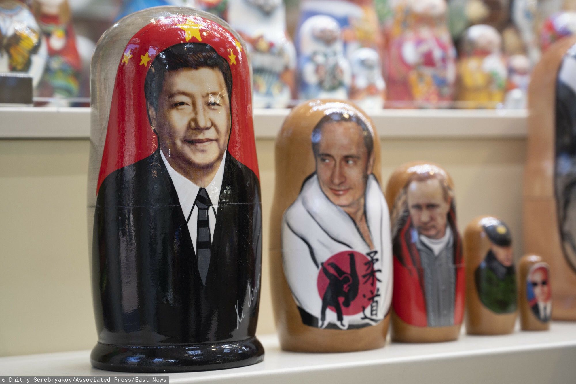 Matrioszki Putina i  Xi Jinpinga
Russian matryoshka dolls with portraits of the Chinese President Xi Jinping, left, and Russian President Vladimir Putin are displayed among others for sale at a souvenir shop in Moscow, Russia, Tuesday, March 21, 2023. Chinese President Xi Jinping arrived in neighbouring Russia for a three-day trip for the talks with Russian President Vladimir Putin. (AP Photo/Dmitry Serebryakov)
Dmitry Serebryakov