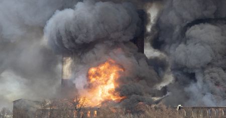 Gigantyczny pożar w Sankt Petersburgu. Walczą z nim setki strażaków