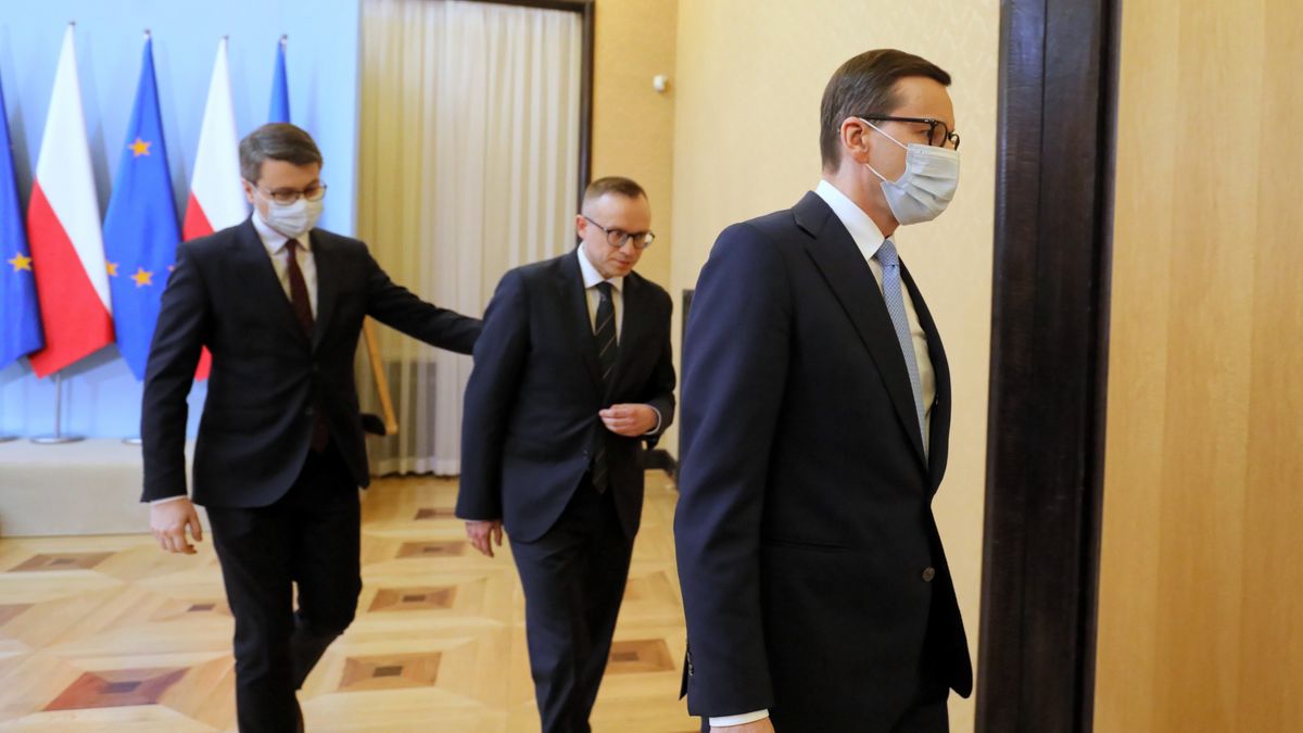  Warszawa, 24.03.2022. Premier Mateusz Morawiecki (P), wiceminister finansów Artur Soboń (C) i rzecznik rządu Piotr Mueller (L) po konferencji prasowej, 24 bm. w KPRM w Warszawie. Spotkanie dotyczyło zmian w podatkach. (mr) PAP/Paweł Supernak