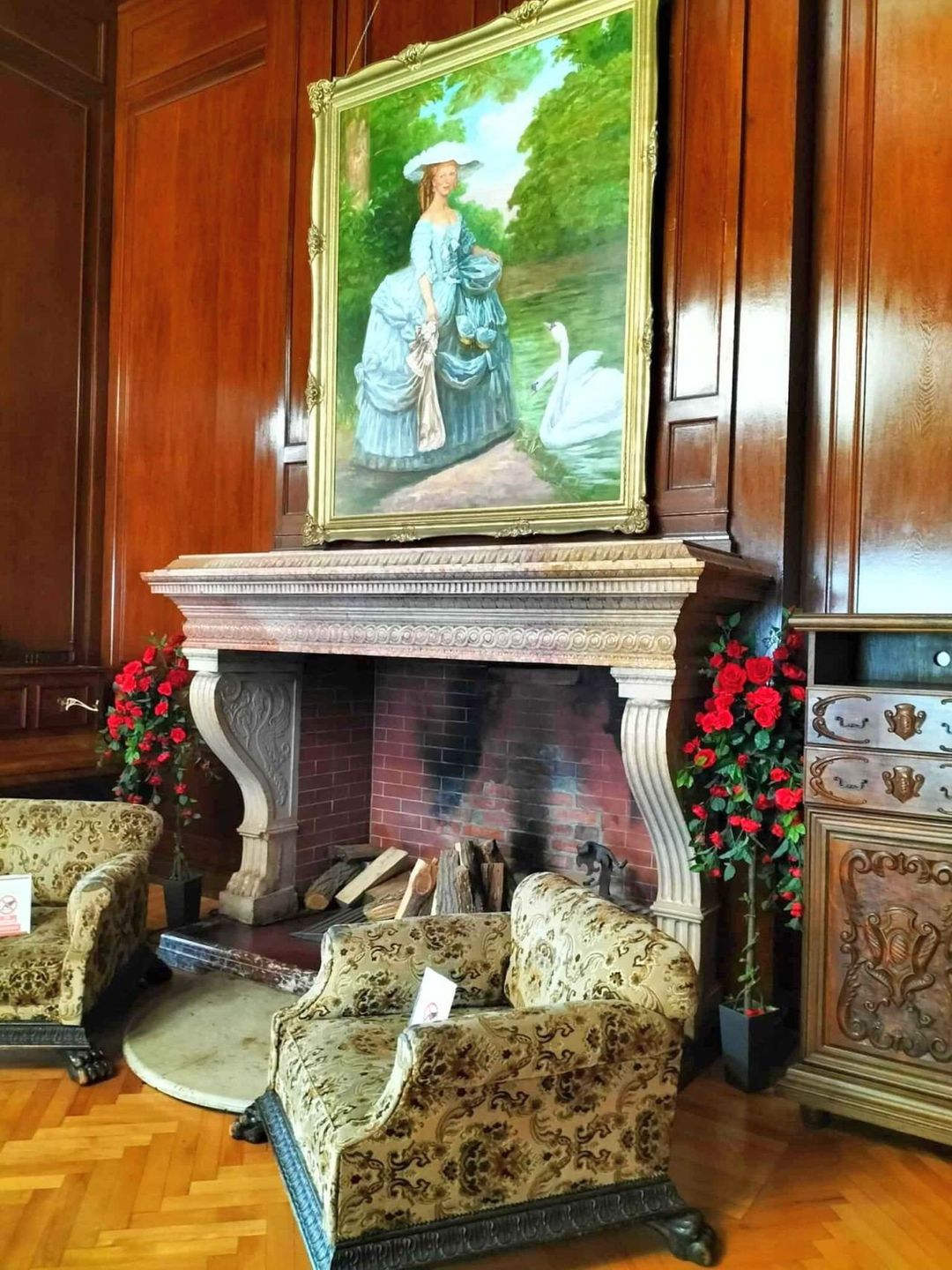 Portret w złoconej ramie zawieszony nad kominkiem tworzy niezwykłą atmosferę dawnej rezydencji. To połączenie sztuki i architektury sprawia, że wnętrze nabiera królewskiego charakteru i elegancji.