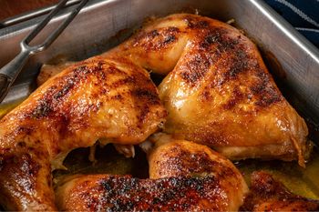 Gdy zostają mi udka z rosołu, nacieram je przyprawami i zapiekam. Po prostu palce lizać