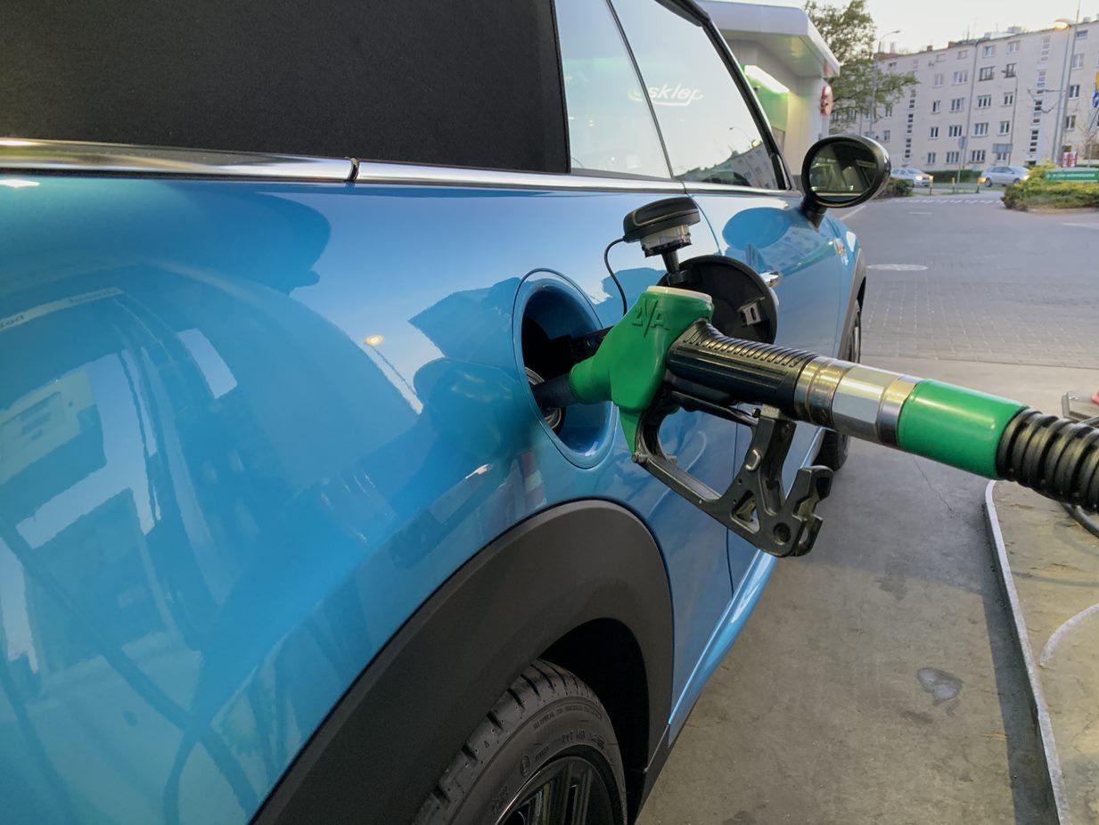 Cena benzyny najniższa od dekady. Nie trzeba też martwić się o jakość paliw