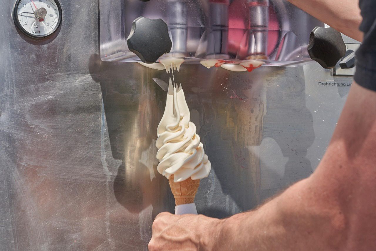 Lody z automatów pod lupą sanepidu. Jakie wnioski? Wyniki kontroli mogą niepokoić