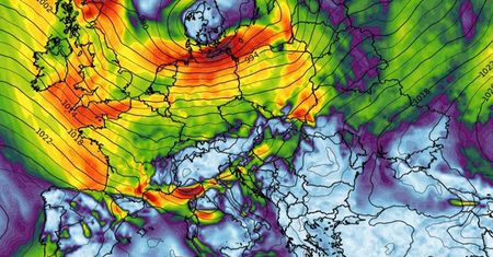 Pogoda. Wichury i burze w weekend. IMGW: będzie niebezpiecznie