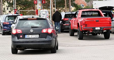 Niemcy płaczą, jak płacą. Tankowanie znacznie droższe niż w krajach sąsiednich