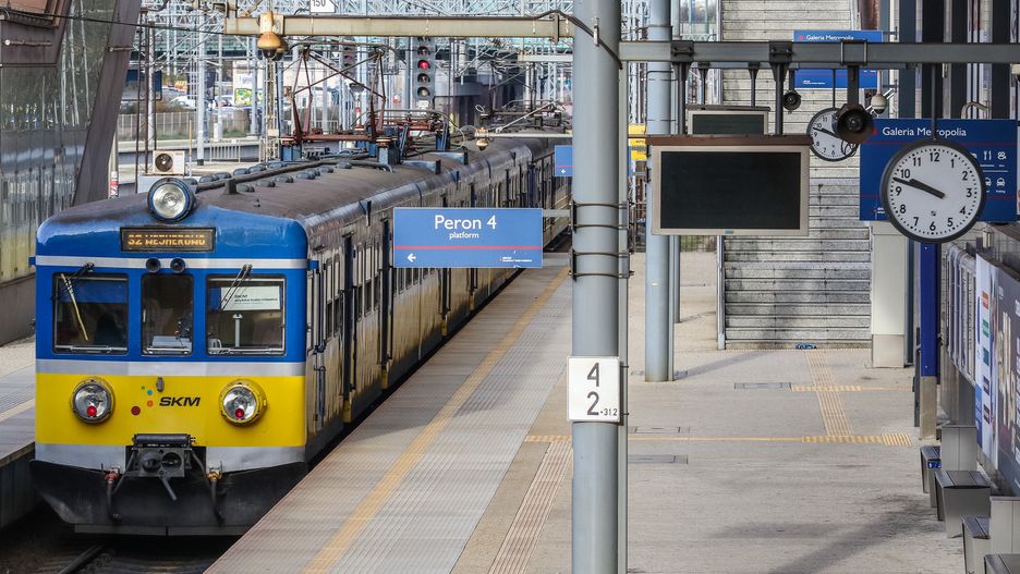 Suburban train (SKM) passing a railway station clock is seen in Gdansk, Poland on 26 October 2019 On October 27th when local daylight time is about to reach 3 a.m. clocks in Poland are turned backward 1 hour to 2 a.m. local standard time instead. This time change is called Fall Back or Winter Time. (Photo by Michal Fludra/NurPhoto via Getty Images)