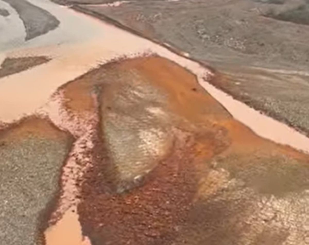 "Nieodwracalna zmiana". Pomarańczowy kolor rzek na Alasce