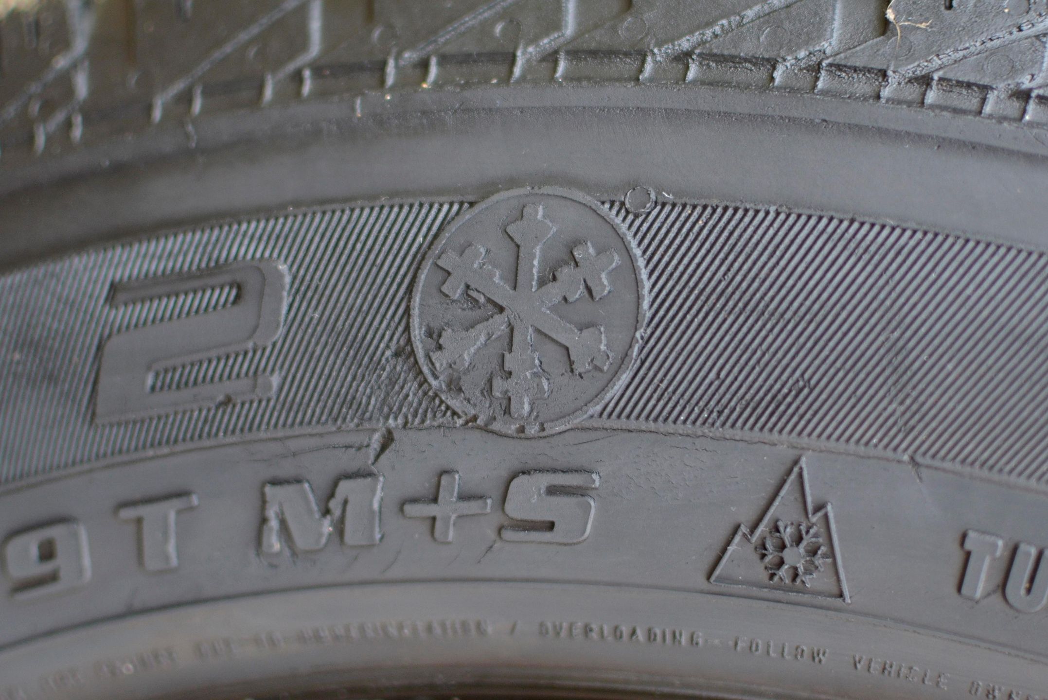 Płatek śniegu w okręgu to symbol producenta. Płatek śniegu na tle gór to symbol 3MPSF. Natomiast symbol M+S oznacza, że teoretycznie ogumienie nadaje się do jazdy zimą, a w niektórych krajach to wystarcza, by wypełnić obowiązek. 