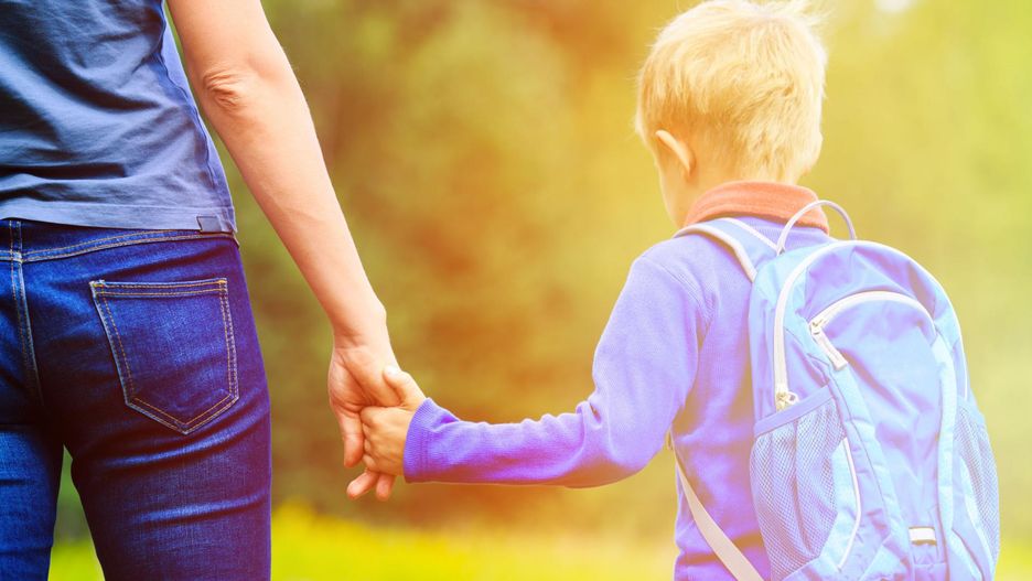 Mama z synem idą do szkoły