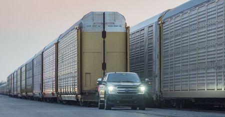 Elektryczny Ford F-150 uciągnął wagony o masie 453 592 kg