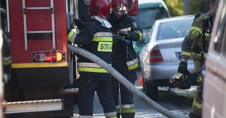 Gęsty dym w jednym z bloków na Kabatach. "W pokoju ładował się masażer elektryczny"