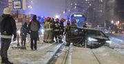 Warszawa: Po kolizji auto przebiło barierki i wpadło w torowisko