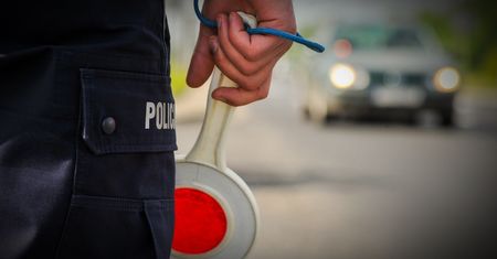 Za mruganie światłami też można dostać mandat. Zwłaszcza, kiedy ostrzegamy przed policją