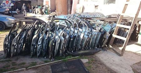 Kradł auta w Lublinie i rozkręcał na części. Policja zlikwidowała „dziuplę" i zatrzymała 39-latka