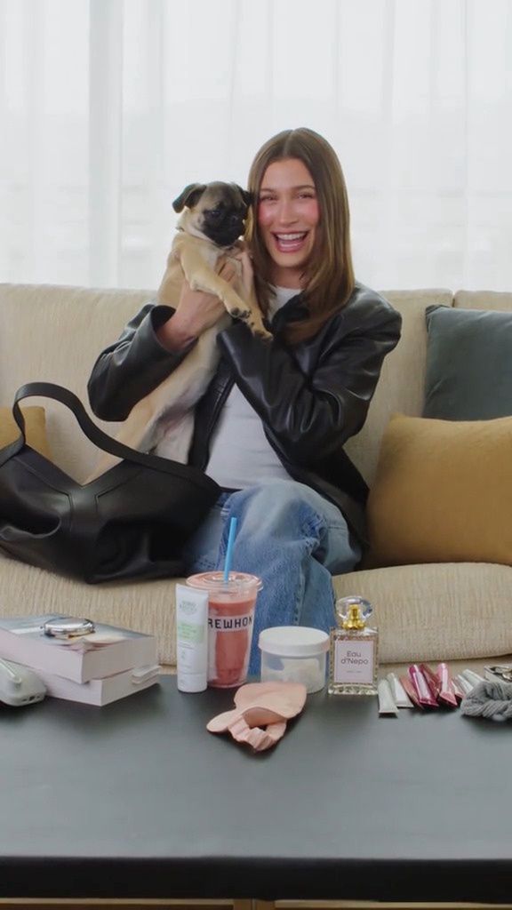 Hailey Bieber pokazała zawartość swojej torebki