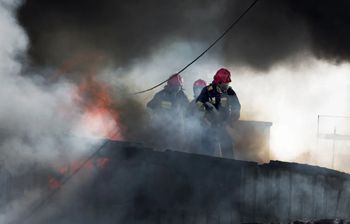 Sadowo: Ogromny pożar zakładu meblarskiego. Ewakuacja mieszkańców i całonocna akcja gaśnicza