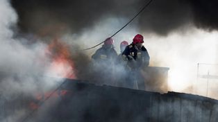 Sadowo: Ogromny pożar zakładu meblarskiego. Ewakuacja mieszkańców i całonocna akcja gaśnicza