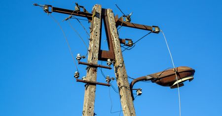 Słup telekomunikacyjny na działce. Jak go usunąć i ile może to kosztować?