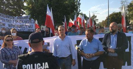 Piątka dla zwierząt. Protest rolników przed siedzibą PiS